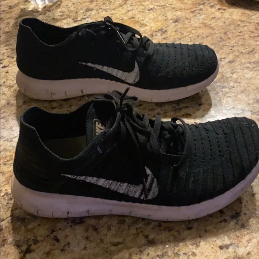 Nike Free Run Flyknit Worn Black & White Size 7.5